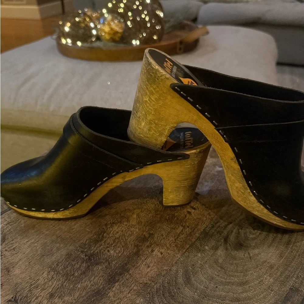 Swedish Hasbeens Black and Tan Mules - Picture 2 of 5